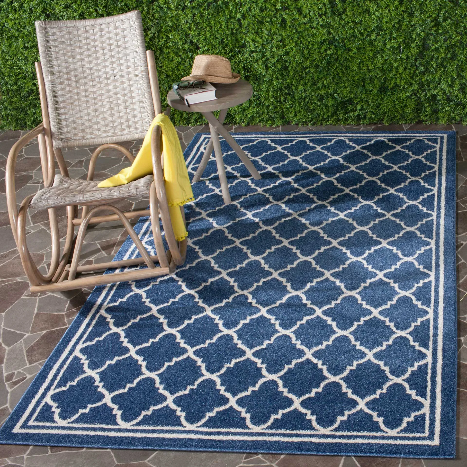 Amherst Lantern Navy/Beige Area Rug