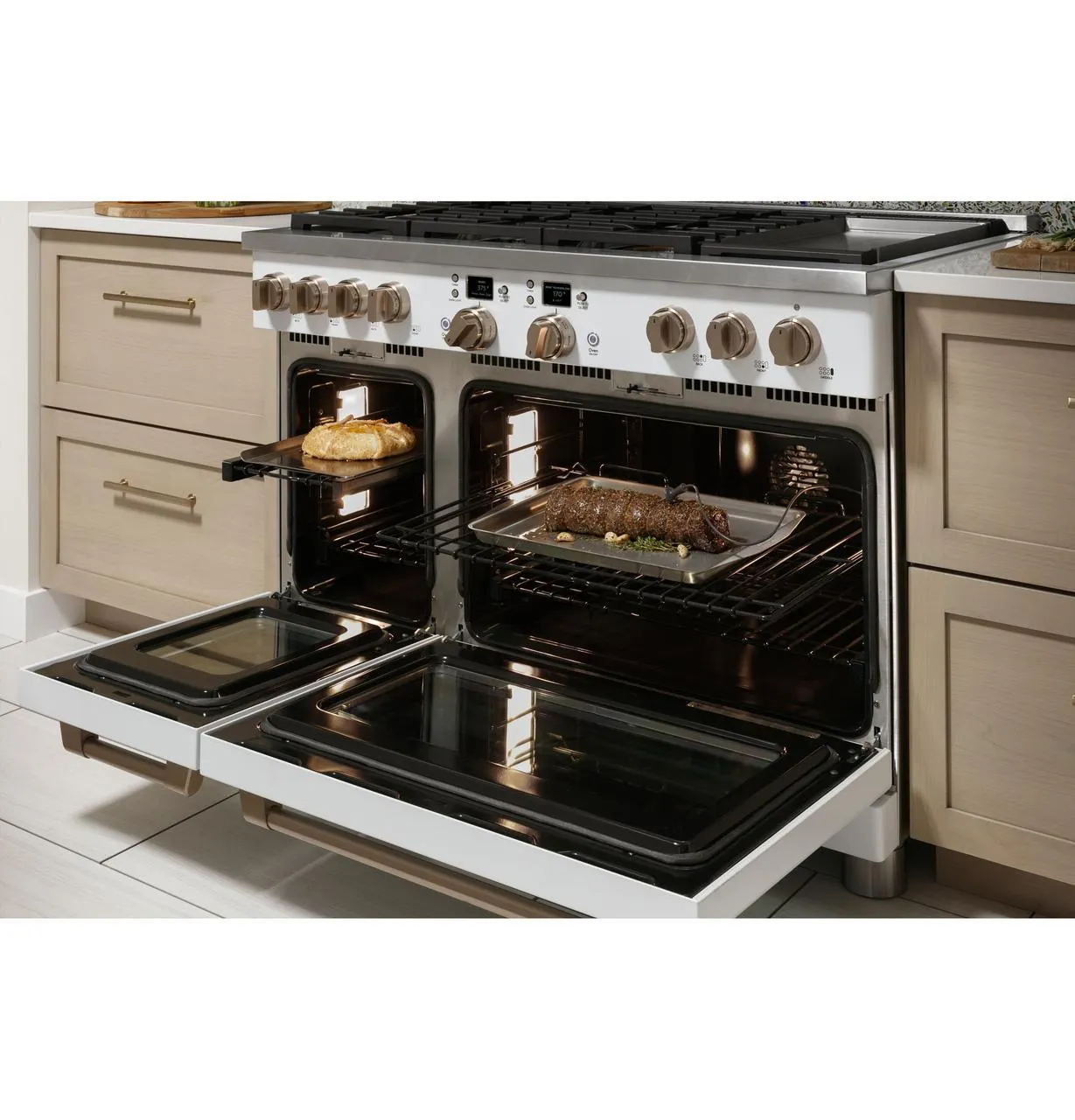 Cafe C2Y486P3TD1 Caf(eback)™ 48" Smart Dual-Fuel Commercial-Style Range with 6 Burners and Griddle (Natural Gas)