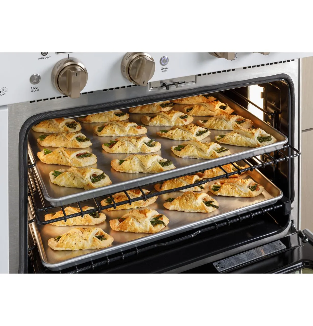 Cafe C2Y486P3TD1 Caf(eback)™ 48" Smart Dual-Fuel Commercial-Style Range with 6 Burners and Griddle (Natural Gas)