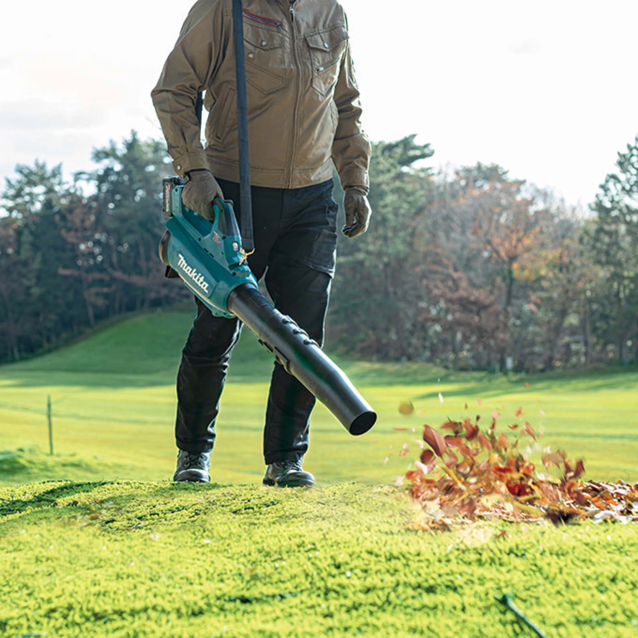 Makita 40Vmax XGT Brushless 565 CFM Blower w/ Battery & Charger - 4.0Ah Kit, Variable Speed, Boost Mode, 3-Stage Telescopic Nozzle, Light & Compact